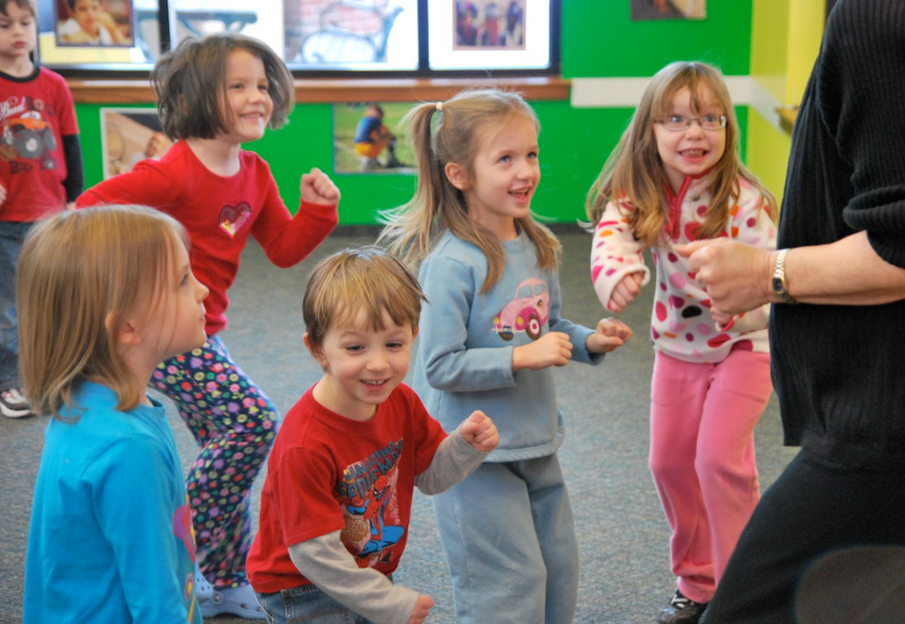 Giúp bé luyện nghe tiếng Anh với trò chơi Simon Says