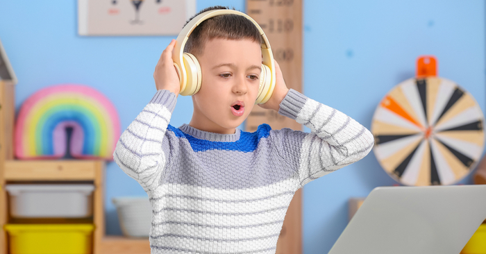 Nhờ công nghệ nhận diện giọng nói mà bé có thể phát âm chuẩn hơn khi học trên app