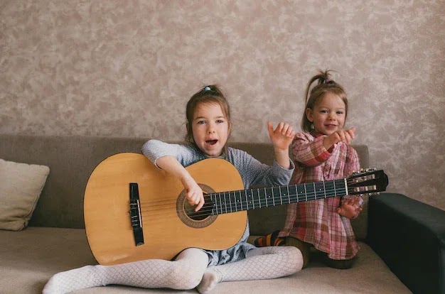 Bài hát với chủ đề thiên nhiên dễ dàng liên hệ với thực tế giúp bé nhớ lâu hơn