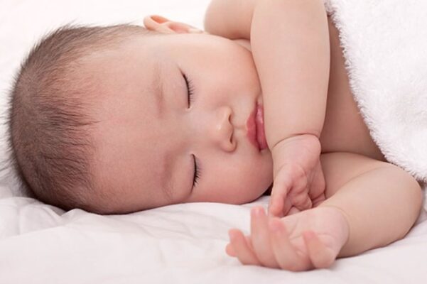 Đảm bảo bé ngủ đúng giờ và đủ giấc để thúc đẩy tăng trưởng cân nặng, chiều cao cho bé