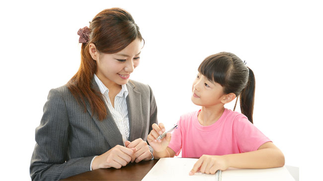 Cha mẹ hãy dành thời gian đồng hành và hướng dẫn con trong quá trình học tiếng Anh