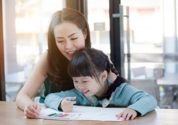 Bố mẹ hãy là người bạn đồng hành trong quá trình học tập tiếng Anh của con