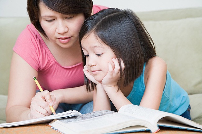 Cha mẹ nên khuyến khích trẻ làm bài tập tiếng Anh để củng cố kiến thức