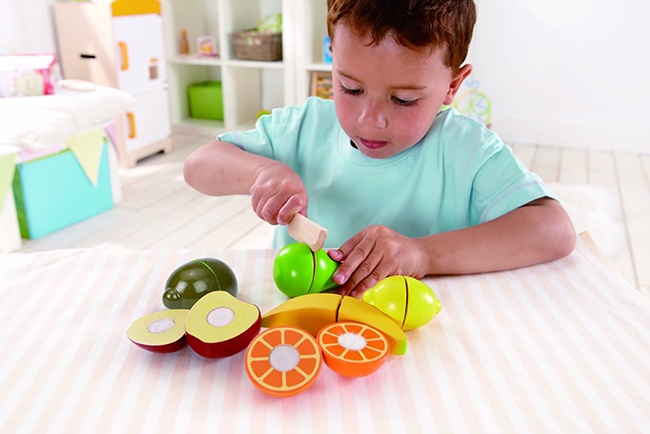 Cha mẹ hãy chuẩn bị cho bé các loại trái cây mô hình để minh họa khi học từ vựng