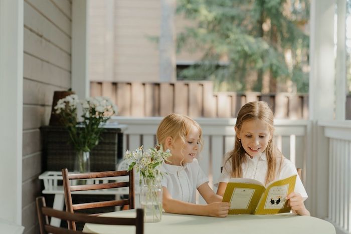 Đọc sách song ngữ giúp trẻ bổ sung vốn từ vựng ngữ pháp, hành văn mạch lạc