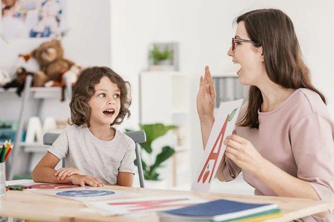 3 - 5 tuổi được coi là giai đoạn trẻ “phát cảm ngôn ngữ” nên trẻ dễ tiếp thu và phát triển năng lực nói - nghe