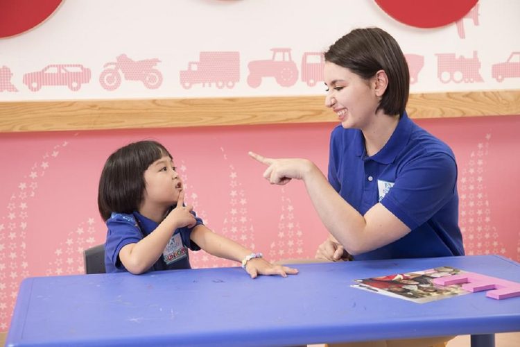 Tuyệt chiêu dạy những câu tiếng Anh đơn giản cho bé nói nhanh tại nhà 