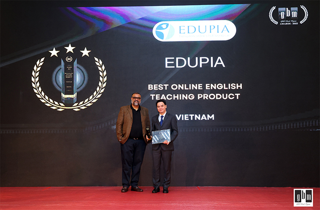 Ông Trần Đức Hùng - Founder, CEO EDUPIA nhận giải thưởng dành cho Sản phẩm đào tạo Tiếng Anh trực tuyến tốt nhất