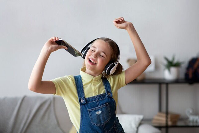 Học tiếng Anh qua bài hát mang lại nhiều lợi ích cho trẻ 8 tuổi