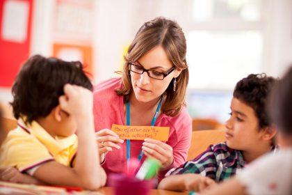 Tìm hiểu tâm lý và phương pháp dạy tiếng Anh cho bé 8 tuổi