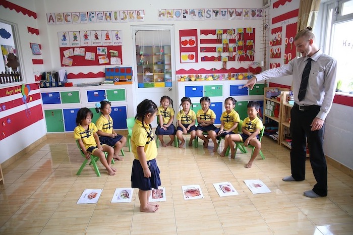 Học tiếng Anh tại trung tâm có môi trường cho bé rèn luyện tiếng Anh cùng bạn bè thầy cô và các trò chơi thú vị
