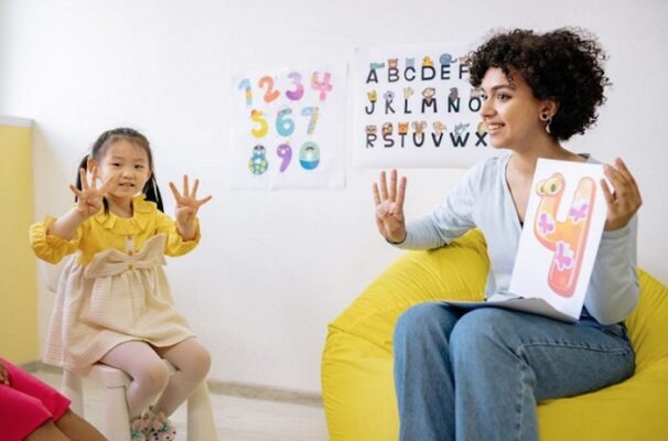 Trẻ cần mô tả từ vựng có sẵn bằng các từ liên quan cho Hot Seat