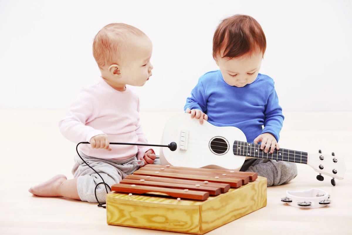 Đồ chơi âm nhạc tăng khả năng ghi nhớ và phát triển ngôn ngữ.